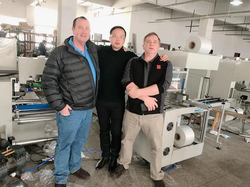 نرحب بالعملاء في الولايات المتحدة الأمريكية لاختبار آلة تعبئة وتغليف العبوات ...